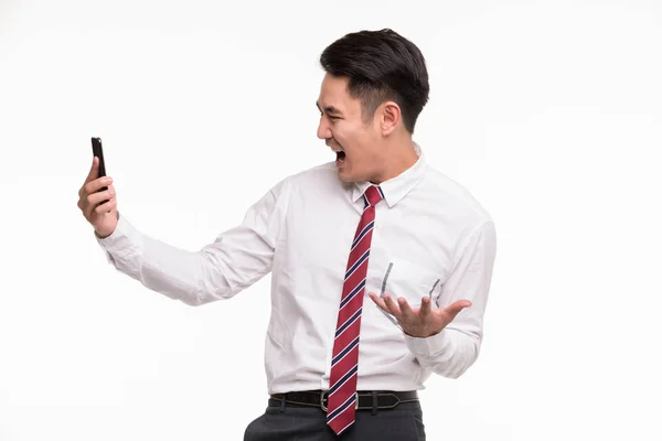 Empresario usando smartphone, emocionado por ello . — Foto de Stock