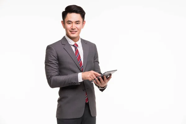 Affärsman stående och använda Tablet PC — Stockfoto