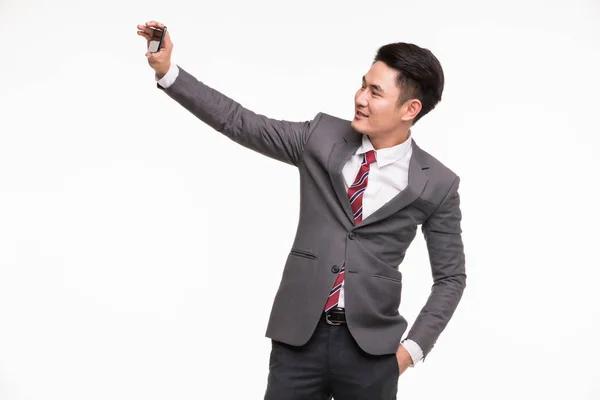 アジアのビジネスマンは、スマートフォンで自分の写真を自分撮り — ストック写真