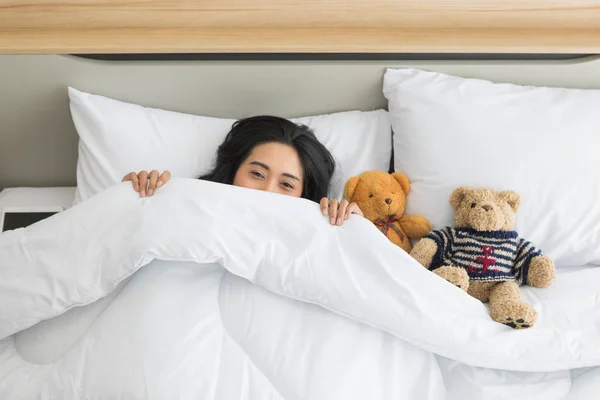 Aziatische vrouw slaapt op bed met twee teddy beer — Stockfoto