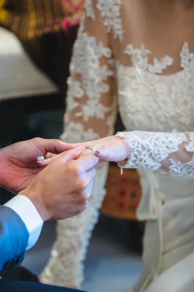 Γαμπρός φορώντας δαχτυλίδι στη νύφη σε γαμήλια τελετή — Φωτογραφία Αρχείου