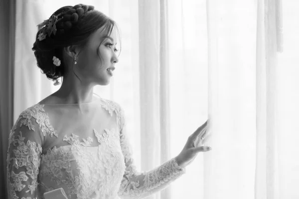 Sposa asiatica in piedi vicino alla finestra nello spogliatoio — Foto Stock