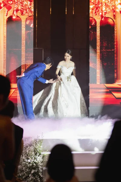 Novio saludo a la novia en su ceremonia de boda —  Fotos de Stock