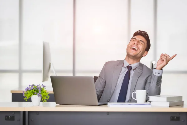 Caucásico empresario riendo en oficina — Foto de Stock