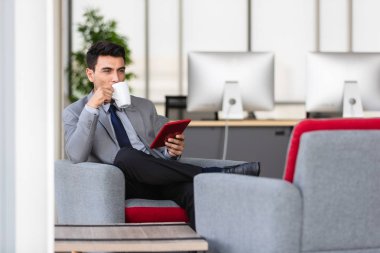 İşadamı mola süresi nde tablet bilgisayar kullanıyor