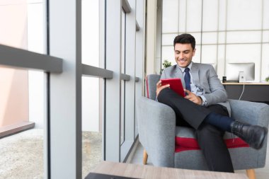 İşadamı mola süresi nde tablet bilgisayar kullanıyor
