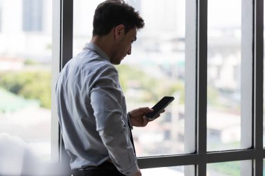 ayakta ve smartphone kullanarak iş adamı