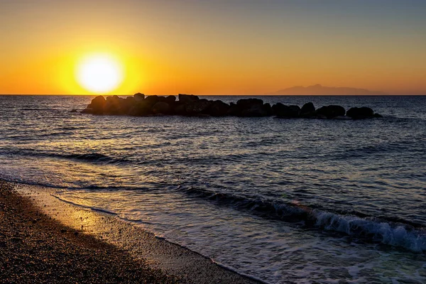 Vacker Soluppgång Med Stenar Havet Vid Kamari Beach Santorini — Stockfoto