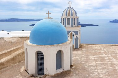 Fira Santorini Yunanistan'da mavi kubbeler ile tipik Şapel
