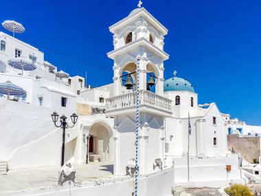 Beyaz kilise Imerofigli Santorini Yunanistan'da mavi kubbe ile