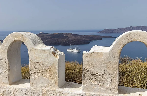 Blick Von Einer Stadtmauer Santorini Griechenland Meer Mit Kreuzfahrtschiff — Stockfoto