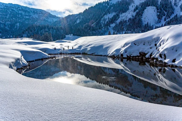 Sol Brilla Lago Montaña Paisaje Cubierto Nieve Hohe Tauern Austria — Foto de Stock