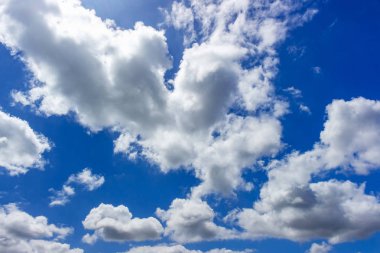 Büyük beyaz bulutlar ile çarpıcı derin mavi gökyüzü