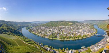 Panorama görünümünü Moselle Nehri Traben Trarbach, Almanya'da bend