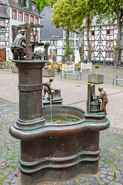 Hermosa Fuente Plaza Ciudad Monschau Alemania — Foto de Stock