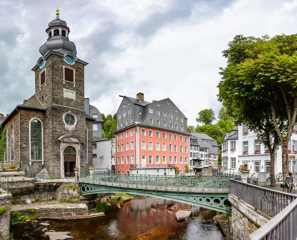 Kilise ve kırmızı ev Monschau, Almanya