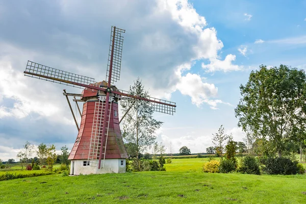 Arka plan, kara bulutlar ile Drenthe (Hollanda) içinde güzel yel değirmeni