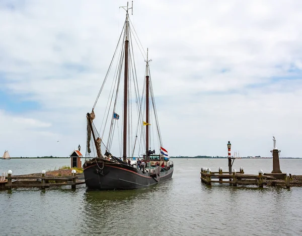 Eski balıkçı teknesi Volendam liman (Hollanda yelken)