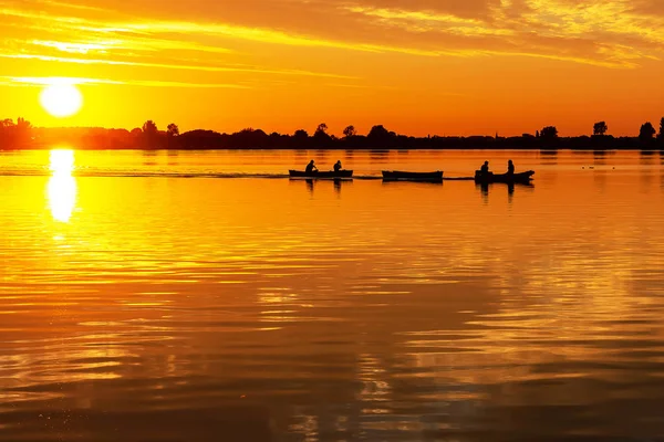 Duas Canoas Puxadas Por Uma Lancha Durante Belo Pôr Sol — Fotografia de Stock