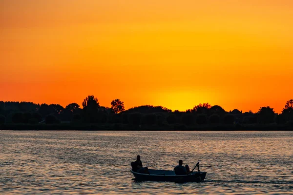 Fischer Einem Kleinen Boot Während Des Sonnenuntergangs Auf Dem See — Stockfoto