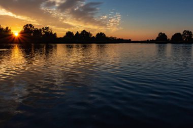 Güzel güneş ışınları Gölü Zoetermeerse plas gün batımı sırasında