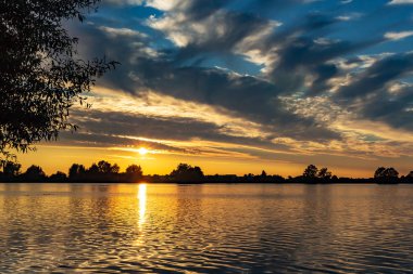Güzel mor bulutlu gökyüzü göl Zoetermeerse plas gün batımı sırasında