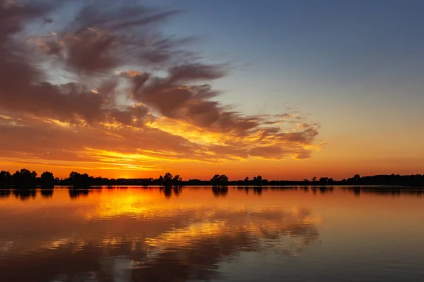 Schöner Bewölkter Himmel Der Sich Während Des Sonnenuntergangs Wasser Des — Stockfoto