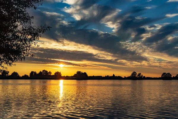 Mooie Paarse Wolkenluchten Tijdens Zonsondergang Lake Zoetermeerse Plas — Stockfoto