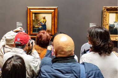 Amsterdam, Hollanda - 03 28 2014:Johannes Vermeer'in Het Melkmeisje (sütçü) tablosuna bakan ziyaretçiler