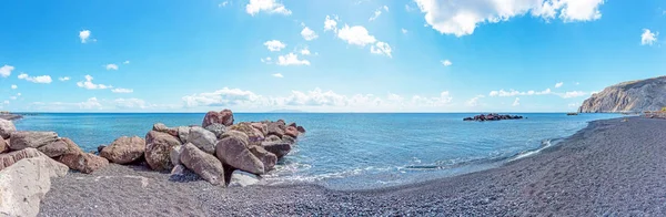 Мбаппе Вид Пляж Камари Волнорезом Скал Море Санторини Греция — стоковое фото