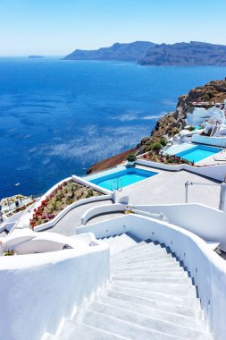 Teraslar muhteşem yüzme havuzu ve masmavi denizin Oia, Santorini, Yunanistan büyük bir görünümü ile önde gelen adımları