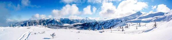 Panoramatický Pohled Slunečného Čerstvý Sníh Zahrnuty Pohoří Flachau Rakousko — Stock fotografie