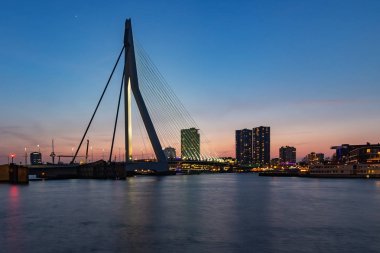 Köprü üzerinden Wilhelminakade, Rotterdam (2 gün batımından sonra)