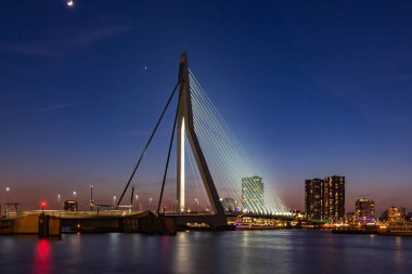 Köprü üzerinden Wilhelminakade, Rotterdam (1 gün batımından sonra)