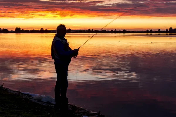 Pesca Com Mosca Pescador Durante Pôr Sol Nas Margens Lago — Fotografia de Stock