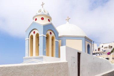 Fira, Santorini, Yunanistan yakınındaki güzel pastel renklerde küçük Şapel