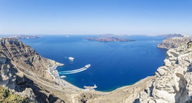 Panorama görünümünü feribot liman ve kayalık yan Adası Santorini, Yunanistan