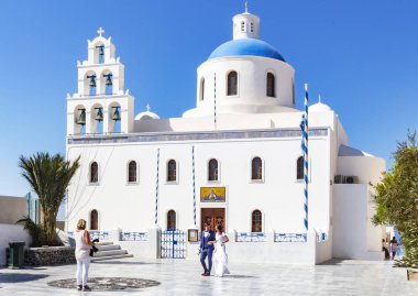 Oia, Santorini, Yunanistan güzel kilise önünde düğün