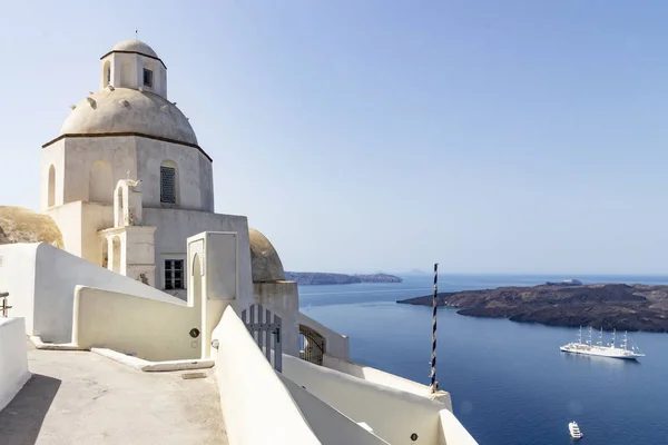 Blick Auf Kleine Kapelle Und Kreuzfahrtschiff Santorini Griechenland — Stockfoto