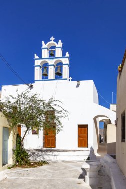 Emporio, Santorini, Yunanistan, dar sokakları ile tipik bir kare