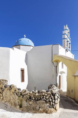 Emporio, Santorini, Yunanistan ile birçok kilise kule mavi kubbeler ile renkli küçük sokaklarında