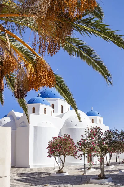 Wunderschöne Kirche Mit Mehreren Blauen Kuppeln Perissa Santorini Griechenland — Stockfoto