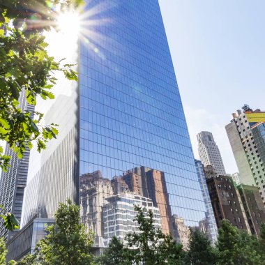 Güneş ve Windows, dört Dünya Ticaret Merkezi'nde bulunan New York, ABD New York gökdelen yansıması