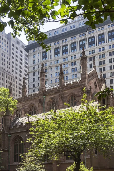 Hermosa Iglesia Trinity Escondida Entre Los Rascacielos Manhattan Nueva York — Foto de Stock