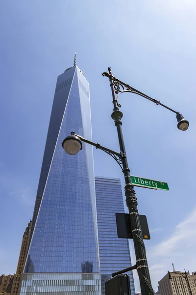 Imposant Bâtiment One World Trade Center Avec Lampadaire Premier Plan — Photo