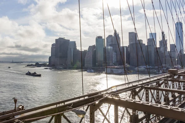 Brooklyn Köprüsü Çelik Yapılar Manhattan Mesafede Lberty Heykel Içinde New — Stok fotoğraf