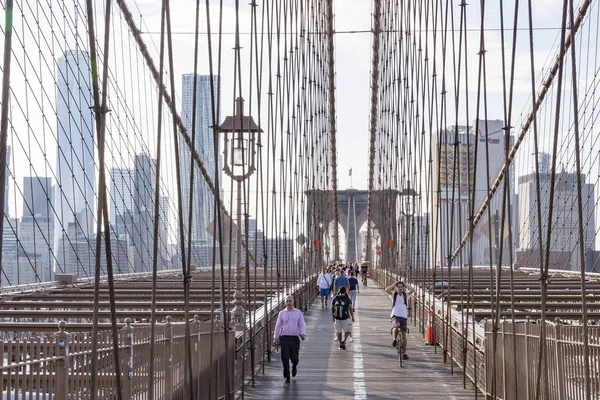 Nombreux Piétons Cyclistes Sur Pont Supérieur Brooklyn Bridge Entouré Par — Photo