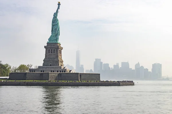 Statue Liberté Avec Manhattan Arrière Plan New York États Unis — Photo