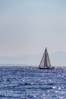 Zakynthos, Yunanistan ada etrafında parıldayan denizin içinde yalnız bir Yelkenli tekne yelken
