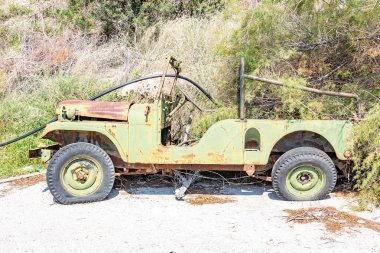 Bir eski ve yıpranmış arazi aracı yakınındaki liman, Agios Nikolaos, Zakynthos, Yunanistan